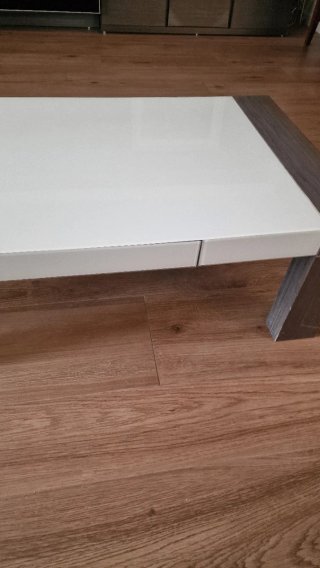 Mesa de centro moderna blanca y madera, con mesa d
