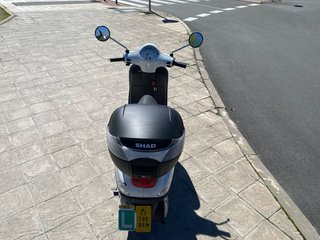 Vespa Piaggio LX50 Primavera blanca con baúl
