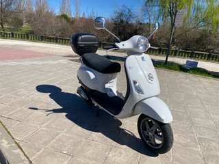 Vespa Piaggio LX50 Primavera blanca con baúl