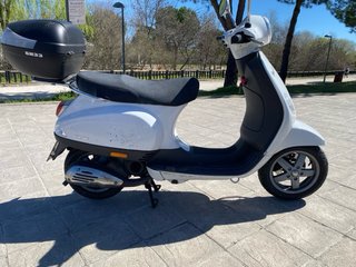 Vespa Piaggio LX50 Primavera blanca con baúl