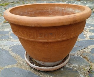 Macetas terracota jardín con platos inferiores