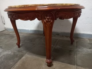 Mesa baja redonda de mármol y madera