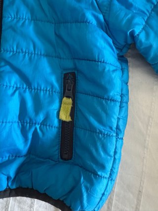 Abrigo azul con capucha