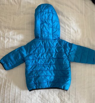 Abrigo azul con capucha