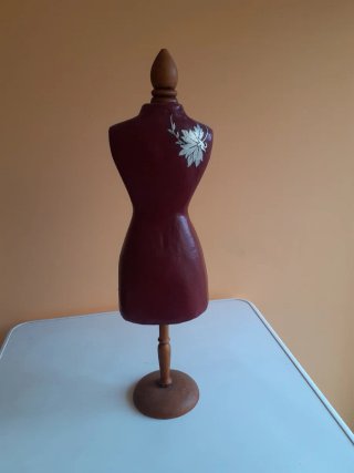 Maniquí para collares rojo y plateado