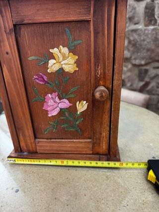 Caja de llaves de madera pintada