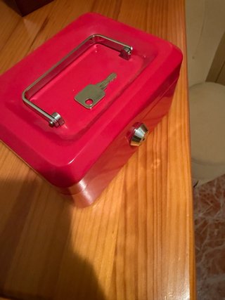 Hucha roja con llave