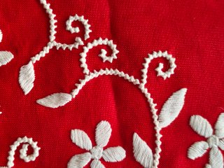Elegante centrotavola antico  con ricami bianchi a
