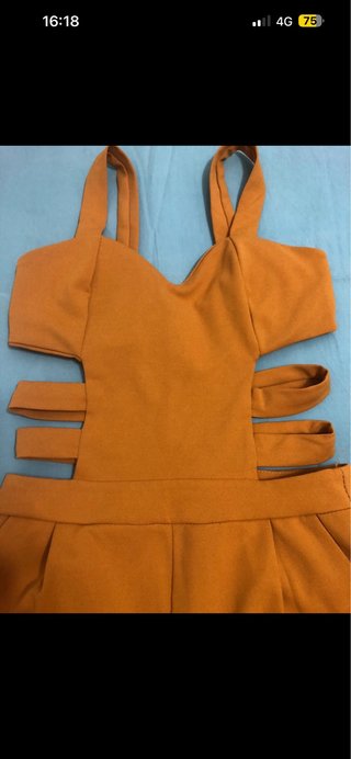 Mono corto naranja con aberturas