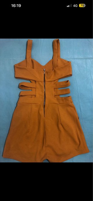Mono corto naranja con aberturas