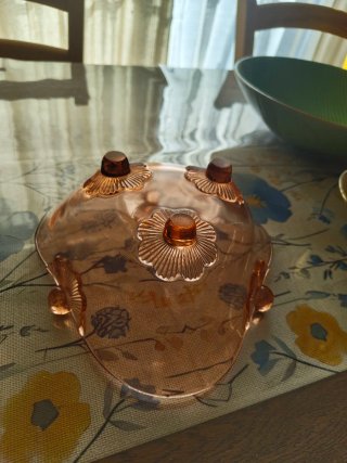 Ciotola in vetro rosa con decorazioni floreali