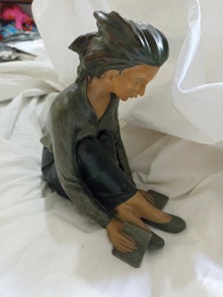 Figura mujer leyendo vintage