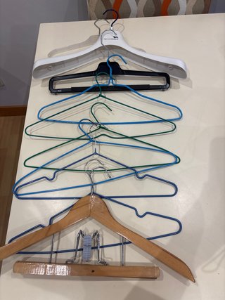 10 Perchas Variadas (Madera, Metal, Plástico)