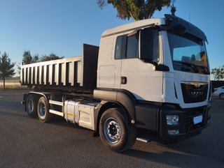 MAN TGS 26 480--CAMIONES CON GANCHO