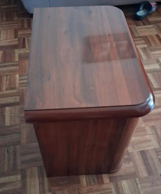 Mesita de noche de madera con 2 cajones
