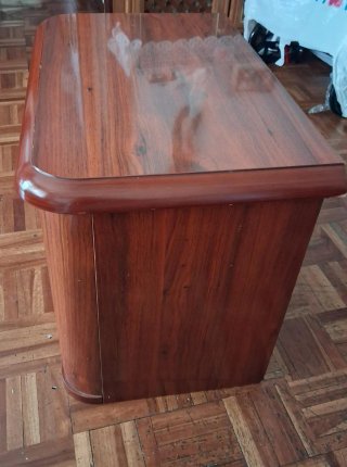 Mesita de noche de madera con 2 cajones