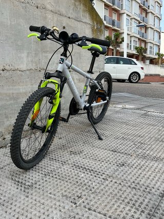 Bicicleta infantil Btwin 20 con pata de cabra
