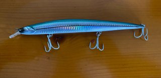 Señuelo de pesca plateado y verde