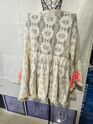 Blusa de encaje con bordados