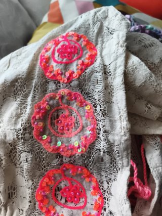 Blusa de encaje con bordados