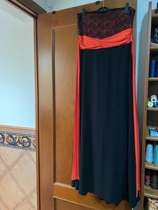 Vestido de fiesta negro y naranja