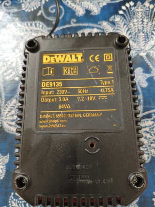 Cargador y 4 Baterías Dewalt