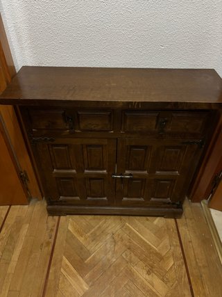 Mueble de madera con puertas y cajones