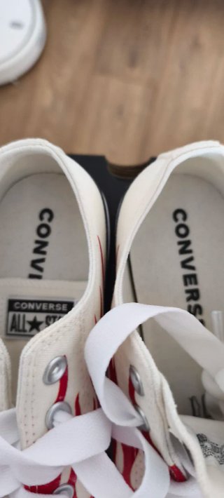 Converse Talla 39 con Diseño de Llamas