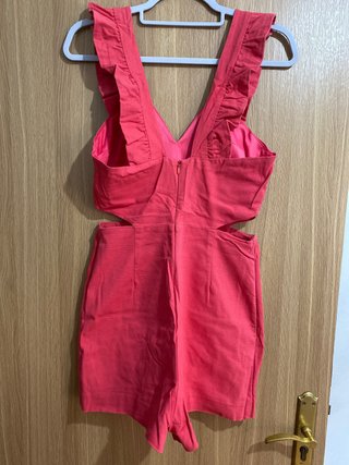 Mono corto rosa con volantes