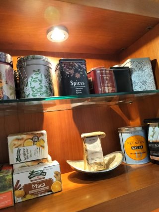 Estantería de madera con luces