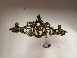 Perchero de bronce labrado
