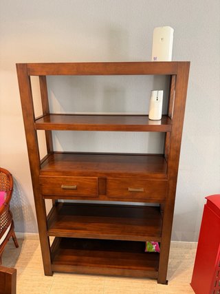 Mueble madera con puertas de cristal