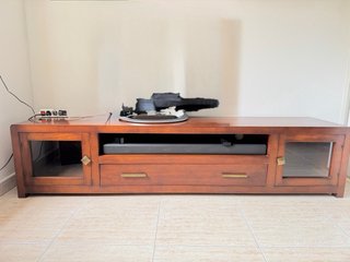 Mueble madera con puertas de cristal