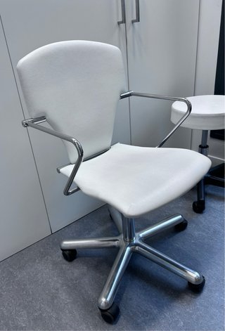 Mesa con silla de oficina y 2 sillas visita
