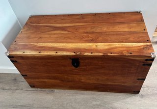 Baúl de madera maciza vintage