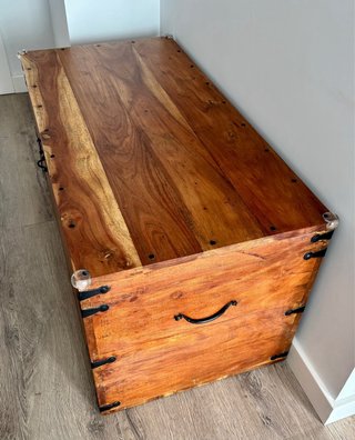 Baúl de madera maciza vintage