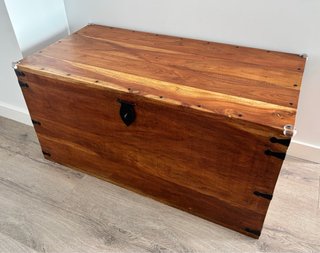 Baúl de madera maciza vintage
