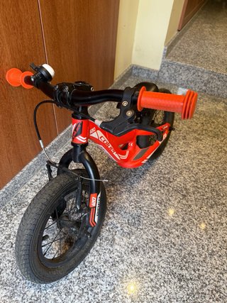 Bicicleta de equilibrio roja