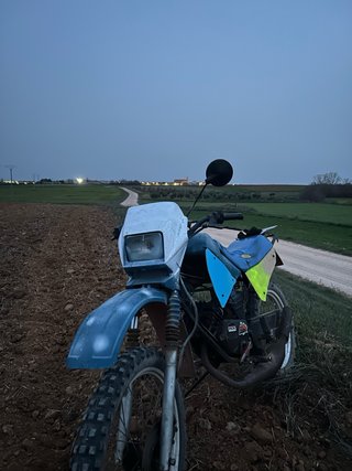 Moto Enduro/Motocross Azul y Blanca