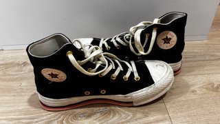 Converse negras con detalles