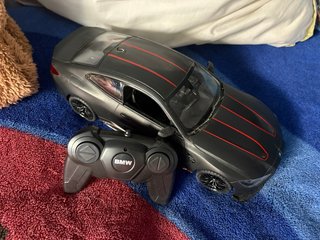 Coche teledirigido BMW negro con líneas rojas