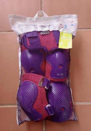 Protecciones: rodilleras, coderas y muñequeras.