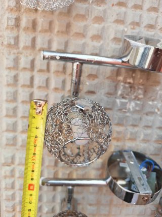Apliques de pared plateados con esferas