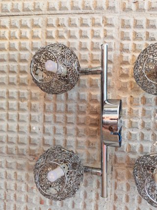 Apliques de pared plateados con esferas