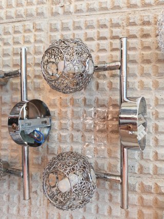 Apliques de pared plateados con esferas