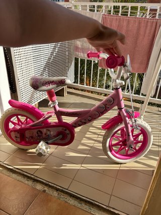 Bicicleta infantil rosa con flores