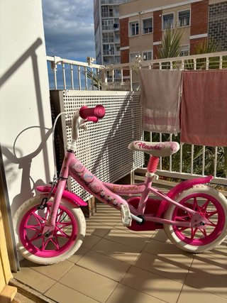 Bicicleta infantil rosa con flores