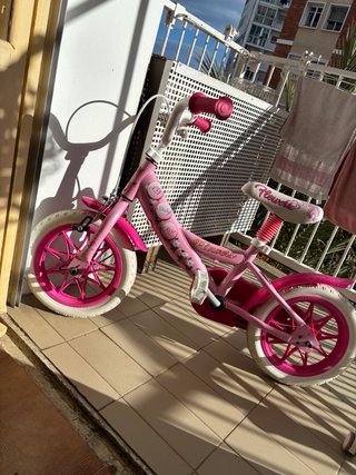 Bicicleta infantil rosa con flores