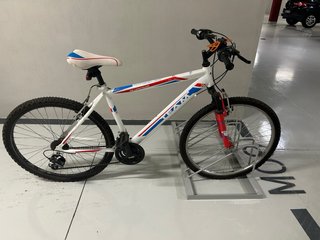 Bicicleta de montaña en buen estado