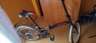 Bicicleta plegable negra seminueva con cambios
